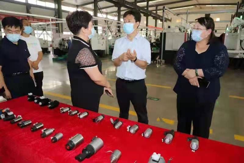 骚货逼真肥安阳市市长高永一行莅临我公司参观调研